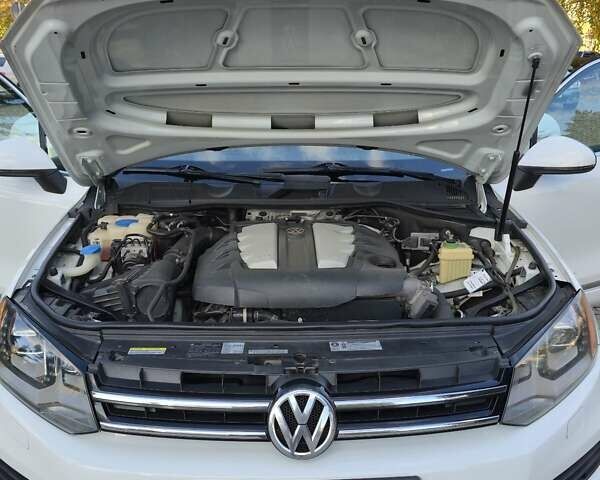 Белый Фольксваген Туарег, объемом двигателя 2.97 л и пробегом 290 тыс. км за 17500 $, фото 18 на Automoto.ua