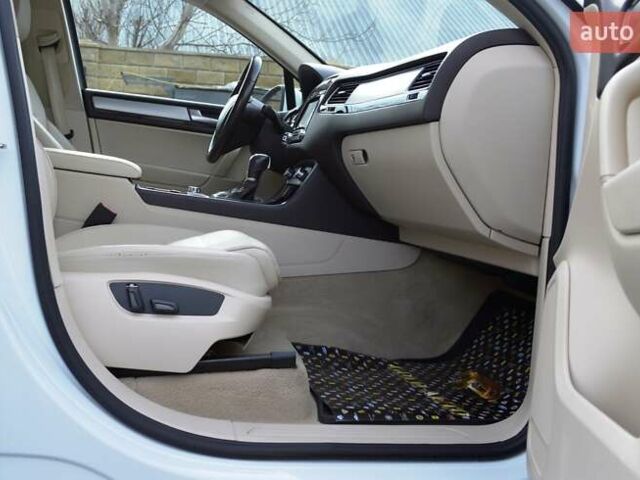 Белый Фольксваген Туарег, объемом двигателя 2.97 л и пробегом 272 тыс. км за 17500 $, фото 30 на Automoto.ua