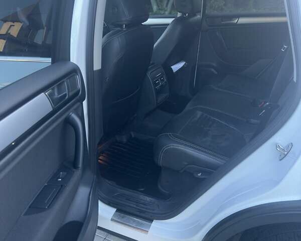 Белый Фольксваген Туарег, объемом двигателя 2.97 л и пробегом 195 тыс. км за 20500 $, фото 6 на Automoto.ua