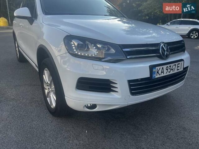 Белый Фольксваген Туарег, объемом двигателя 2.97 л и пробегом 244 тыс. км за 17000 $, фото 2 на Automoto.ua