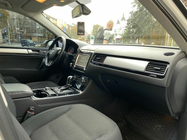 Білий Фольксваген Туарег, об'ємом двигуна 3 л та пробігом 235 тис. км за 14800 $, фото 15 на Automoto.ua