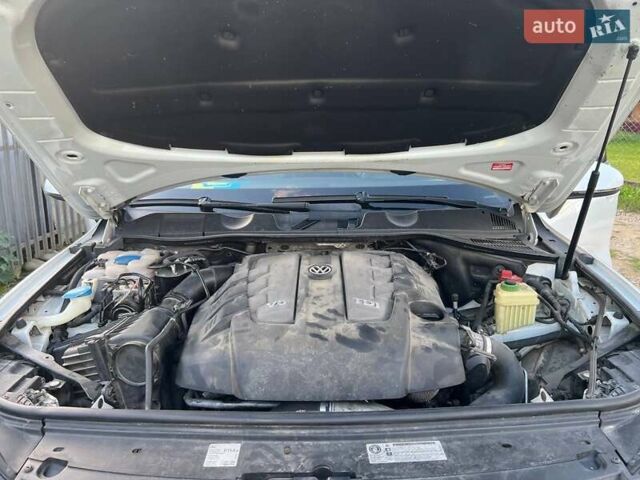 Білий Фольксваген Туарег, об'ємом двигуна 2.97 л та пробігом 337 тис. км за 18500 $, фото 30 на Automoto.ua