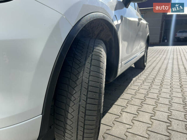 Білий Фольксваген Туарег, об'ємом двигуна 2.97 л та пробігом 248 тис. км за 20500 $, фото 16 на Automoto.ua