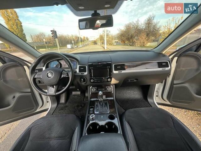 Белый Фольксваген Туарег, объемом двигателя 2.46 л и пробегом 169 тыс. км за 25555 $, фото 22 на Automoto.ua