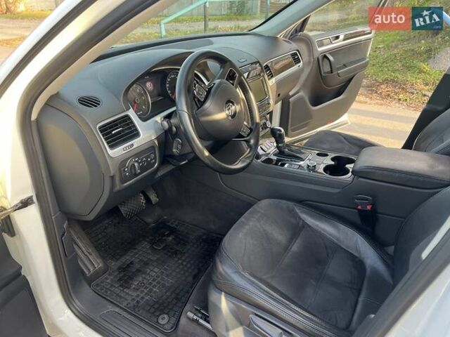 Белый Фольксваген Туарег, объемом двигателя 2.46 л и пробегом 169 тыс. км за 25555 $, фото 12 на Automoto.ua