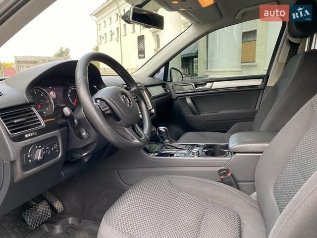 Білий Фольксваген Туарег, об'ємом двигуна 2.97 л та пробігом 230 тис. км за 14800 $, фото 13 на Automoto.ua