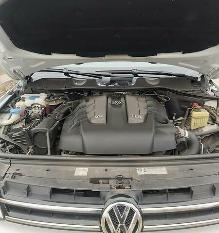 Белый Фольксваген Туарег, объемом двигателя 3 л и пробегом 208 тыс. км за 16000 $, фото 4 на Automoto.ua