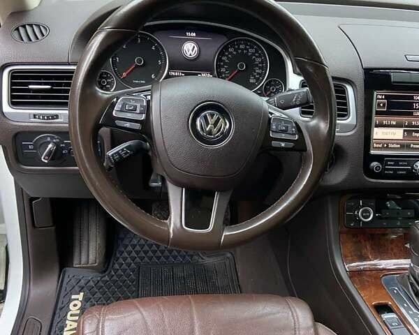 Белый Фольксваген Туарег, объемом двигателя 3 л и пробегом 176 тыс. км за 20000 $, фото 9 на Automoto.ua