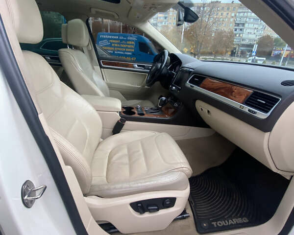 Белый Фольксваген Туарег, объемом двигателя 2.97 л и пробегом 225 тыс. км за 17900 $, фото 22 на Automoto.ua