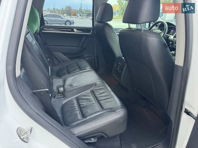 Белый Фольксваген Туарег, объемом двигателя 2.97 л и пробегом 209 тыс. км за 20500 $, фото 12 на Automoto.ua