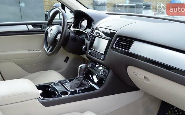 Белый Фольксваген Туарег, объемом двигателя 2.97 л и пробегом 272 тыс. км за 17500 $, фото 31 на Automoto.ua