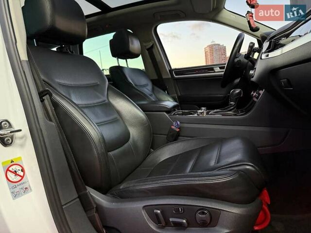 Белый Фольксваген Туарег, объемом двигателя 2.97 л и пробегом 270 тыс. км за 20990 $, фото 11 на Automoto.ua