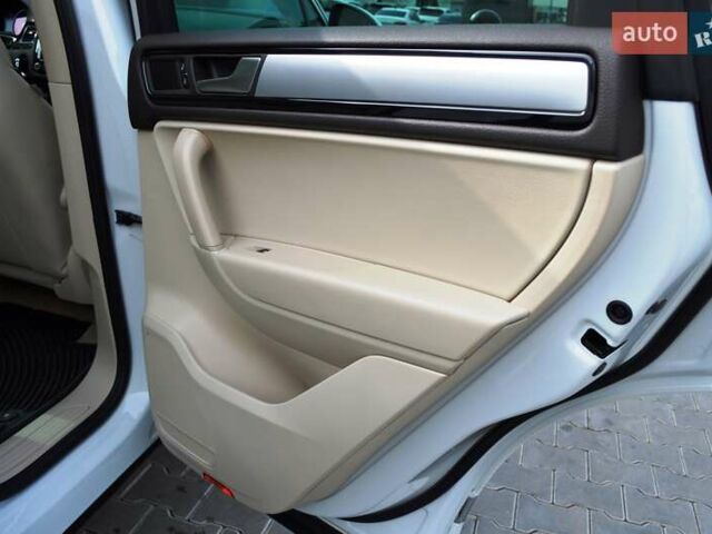 Белый Фольксваген Туарег, объемом двигателя 2.97 л и пробегом 272 тыс. км за 17500 $, фото 32 на Automoto.ua