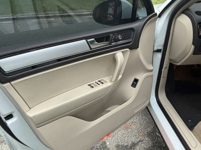 Белый Фольксваген Туарег, объемом двигателя 2.97 л и пробегом 237 тыс. км за 16300 $, фото 9 на Automoto.ua