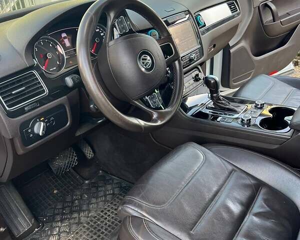 Білий Фольксваген Туарег, об'ємом двигуна 2.97 л та пробігом 337 тис. км за 18500 $, фото 24 на Automoto.ua