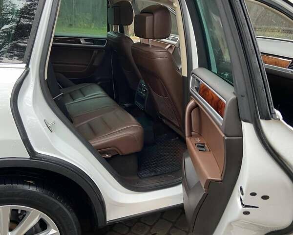 Белый Фольксваген Туарег, объемом двигателя 3 л и пробегом 176 тыс. км за 20000 $, фото 14 на Automoto.ua