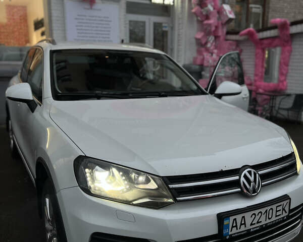 Белый Фольксваген Туарег, объемом двигателя 3 л и пробегом 215 тыс. км за 16700 $, фото 3 на Automoto.ua