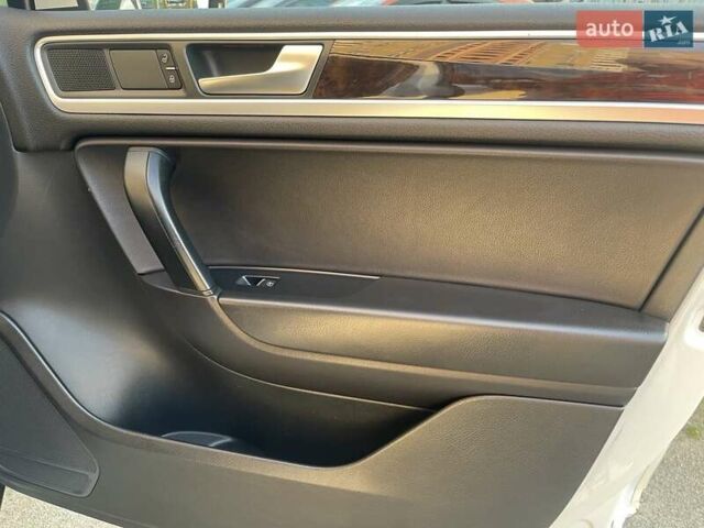 Белый Фольксваген Туарег, объемом двигателя 2.97 л и пробегом 244 тыс. км за 17000 $, фото 19 на Automoto.ua