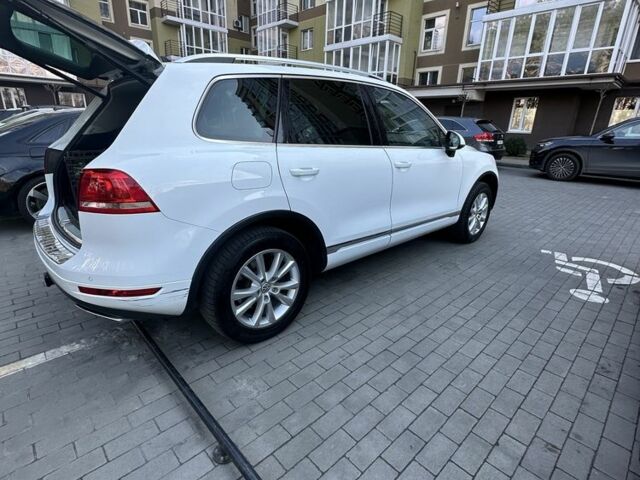 Белый Фольксваген Туарег, объемом двигателя 0 л и пробегом 320 тыс. км за 16500 $, фото 2 на Automoto.ua