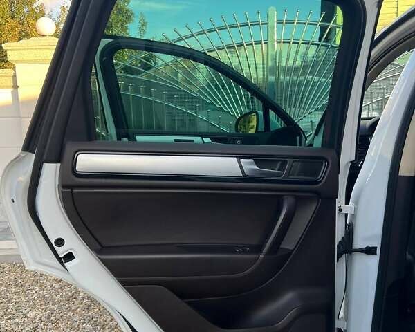 Білий Фольксваген Туарег, об'ємом двигуна 2.97 л та пробігом 337 тис. км за 18500 $, фото 7 на Automoto.ua