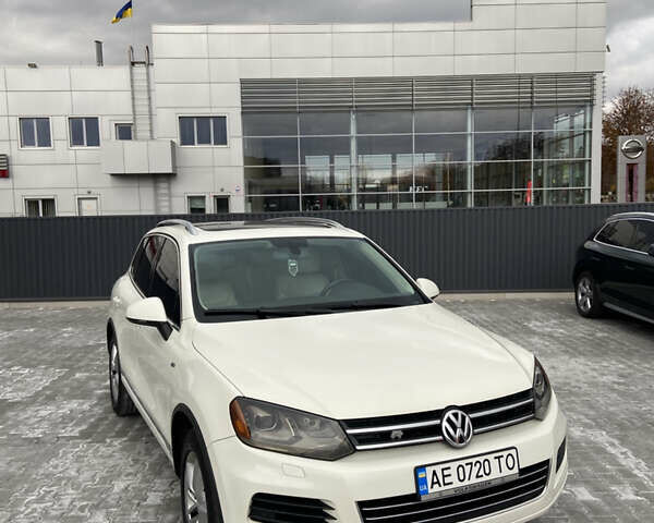 Белый Фольксваген Туарег, объемом двигателя 2.97 л и пробегом 225 тыс. км за 17900 $, фото 2 на Automoto.ua