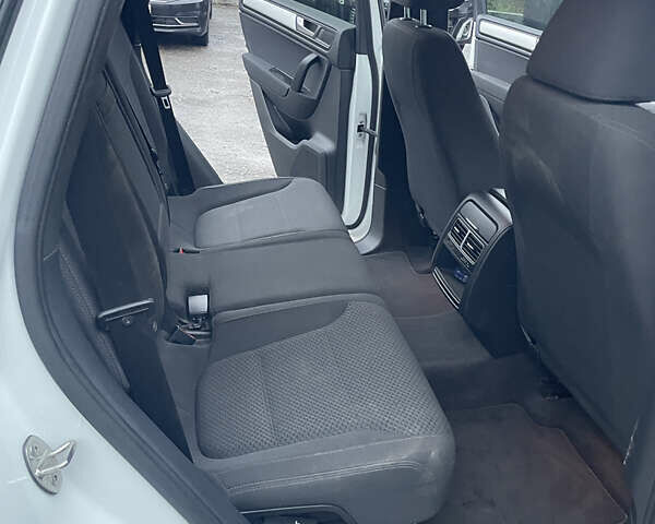 Білий Фольксваген Туарег, об'ємом двигуна 2.97 л та пробігом 130 тис. км за 21300 $, фото 44 на Automoto.ua