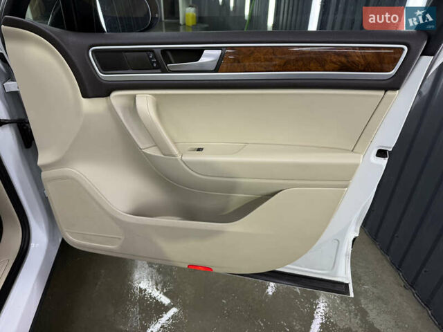 Белый Фольксваген Туарег, объемом двигателя 2.97 л и пробегом 370 тыс. км за 15499 $, фото 14 на Automoto.ua