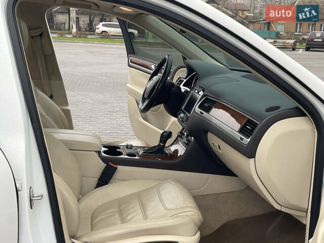 Білий Фольксваген Туарег, об'ємом двигуна 3 л та пробігом 123 тис. км за 17300 $, фото 28 на Automoto.ua