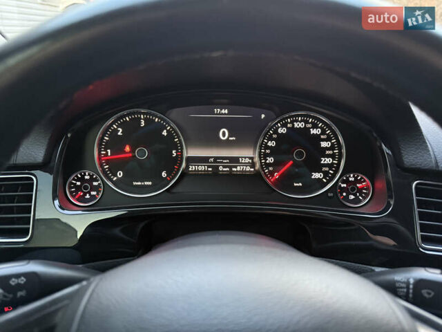 Білий Фольксваген Туарег, об'ємом двигуна 2.97 л та пробігом 231 тис. км за 17999 $, фото 26 на Automoto.ua