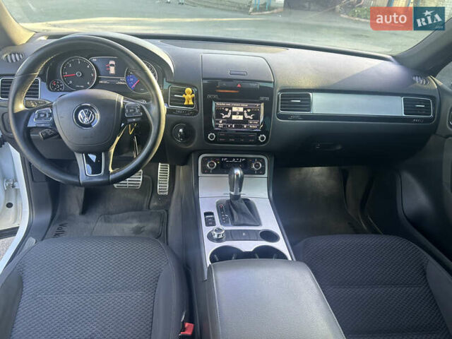 Белый Фольксваген Туарег, объемом двигателя 2.97 л и пробегом 245 тыс. км за 20000 $, фото 11 на Automoto.ua