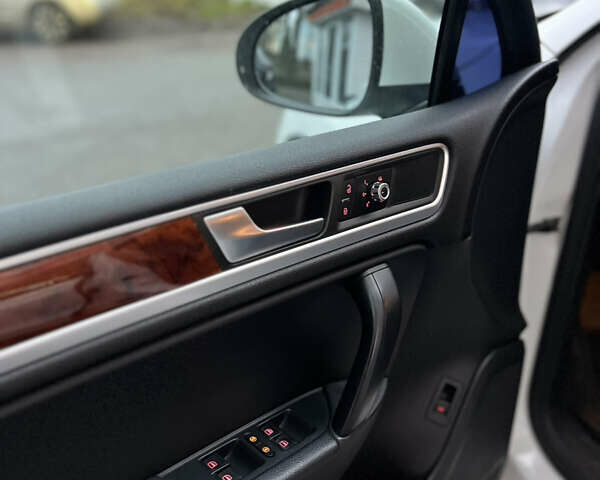 Белый Фольксваген Туарег, объемом двигателя 3 л и пробегом 215 тыс. км за 16700 $, фото 13 на Automoto.ua