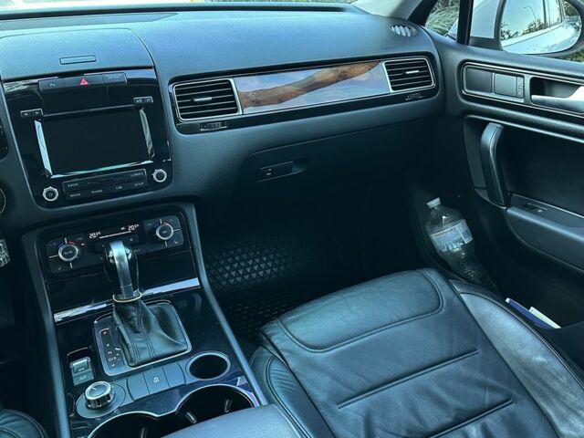 Белый Фольксваген Туарег, объемом двигателя 3 л и пробегом 213 тыс. км за 23500 $, фото 17 на Automoto.ua