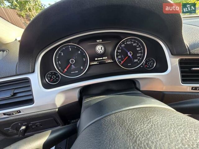 Белый Фольксваген Туарег, объемом двигателя 3 л и пробегом 216 тыс. км за 24000 $, фото 3 на Automoto.ua