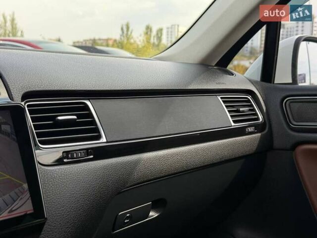 Білий Фольксваген Туарег, об'ємом двигуна 2.97 л та пробігом 285 тис. км за 23000 $, фото 47 на Automoto.ua