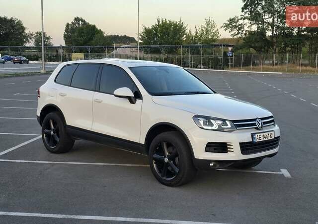 Белый Фольксваген Туарег, объемом двигателя 2.97 л и пробегом 180 тыс. км за 18999 $, фото 2 на Automoto.ua