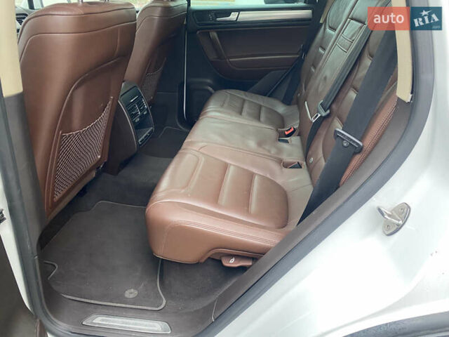 Белый Фольксваген Туарег, объемом двигателя 2.97 л и пробегом 260 тыс. км за 22500 $, фото 45 на Automoto.ua