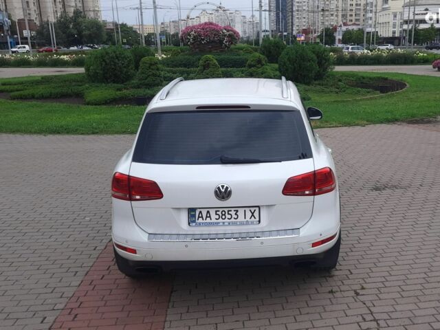 Білий Фольксваген Туарег, об'ємом двигуна 3 л та пробігом 146 тис. км за 25000 $, фото 2 на Automoto.ua