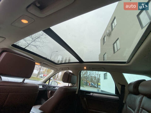 Белый Фольксваген Туарег, объемом двигателя 2.97 л и пробегом 260 тыс. км за 22500 $, фото 49 на Automoto.ua