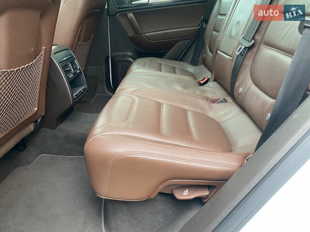 Белый Фольксваген Туарег, объемом двигателя 2.97 л и пробегом 260 тыс. км за 22500 $, фото 46 на Automoto.ua