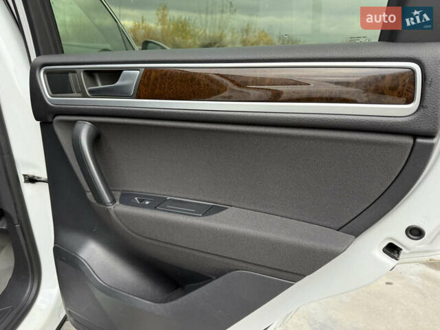 Белый Фольксваген Туарег, объемом двигателя 2.97 л и пробегом 329 тыс. км за 17800 $, фото 13 на Automoto.ua