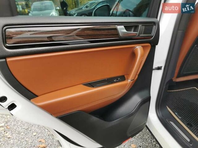 Белый Фольксваген Туарег, объемом двигателя 2.97 л и пробегом 222 тыс. км за 18999 $, фото 32 на Automoto.ua