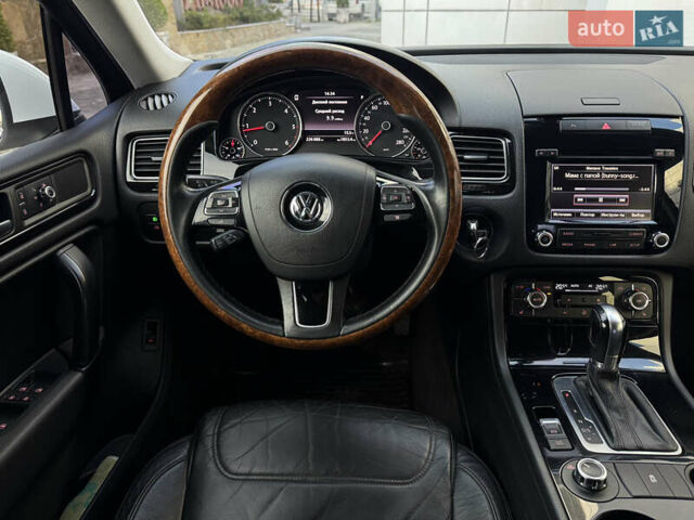 Белый Фольксваген Туарег, объемом двигателя 2.97 л и пробегом 220 тыс. км за 17700 $, фото 20 на Automoto.ua