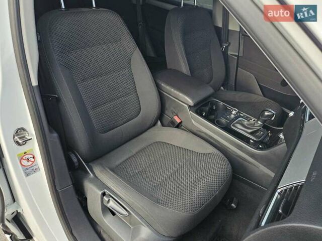 Белый Фольксваген Туарег, объемом двигателя 3 л и пробегом 210 тыс. км за 15900 $, фото 26 на Automoto.ua