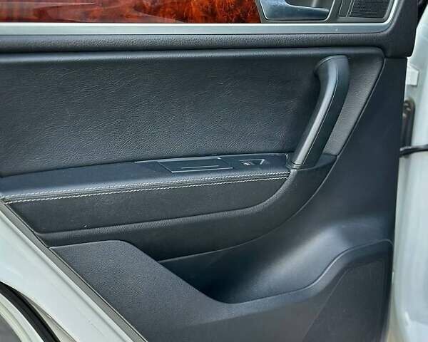 Білий Фольксваген Туарег, об'ємом двигуна 3 л та пробігом 239 тис. км за 19300 $, фото 30 на Automoto.ua