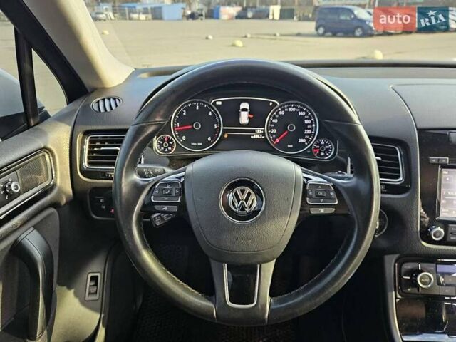 Белый Фольксваген Туарег, объемом двигателя 3 л и пробегом 210 тыс. км за 15900 $, фото 24 на Automoto.ua