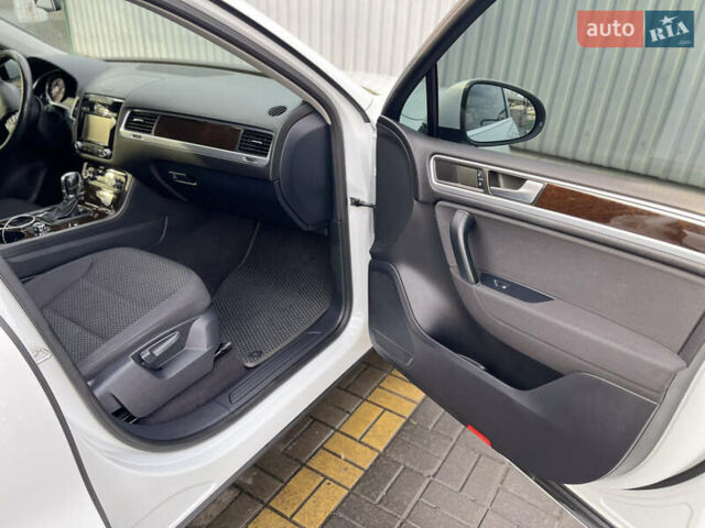 Белый Фольксваген Туарег, объемом двигателя 2.97 л и пробегом 142 тыс. км за 22500 $, фото 15 на Automoto.ua