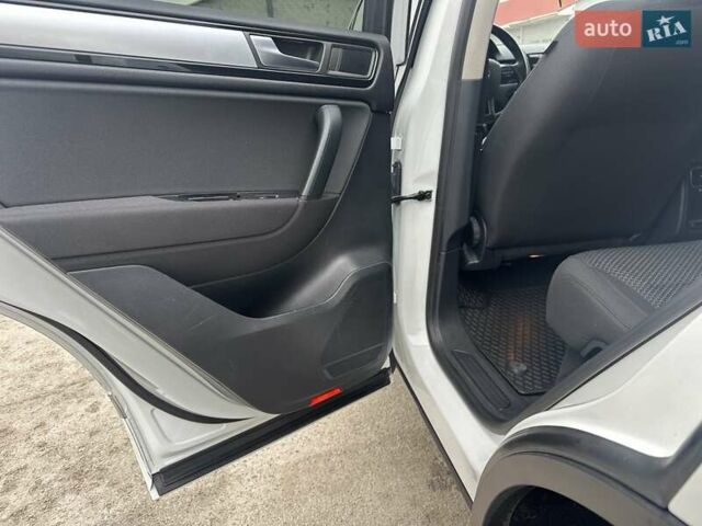 Белый Фольксваген Туарег, объемом двигателя 2.97 л и пробегом 192 тыс. км за 17000 $, фото 23 на Automoto.ua