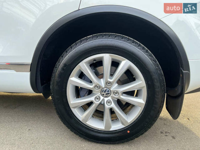 Белый Фольксваген Туарег, объемом двигателя 2.97 л и пробегом 142 тыс. км за 22500 $, фото 9 на Automoto.ua