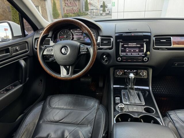 Белый Фольксваген Туарег, объемом двигателя 3 л и пробегом 220 тыс. км за 17700 $, фото 7 на Automoto.ua