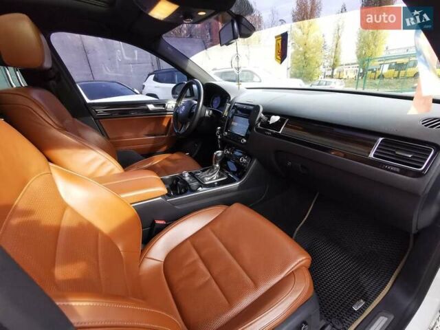 Белый Фольксваген Туарег, объемом двигателя 2.97 л и пробегом 222 тыс. км за 18999 $, фото 27 на Automoto.ua